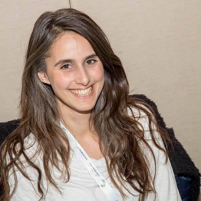 נועה פרידמן מדברת בארגון